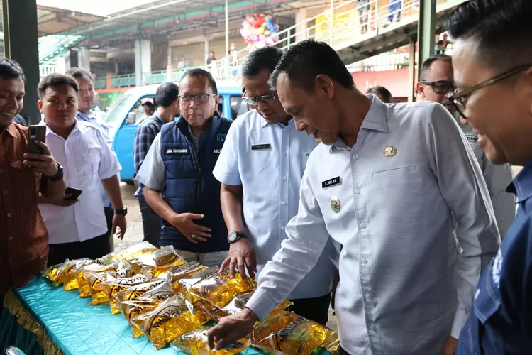 Wabup Jaro Ade mendapat curhatan dari warga saat operasi di Pasar Cileungsu. (KABAR BOGOR)
