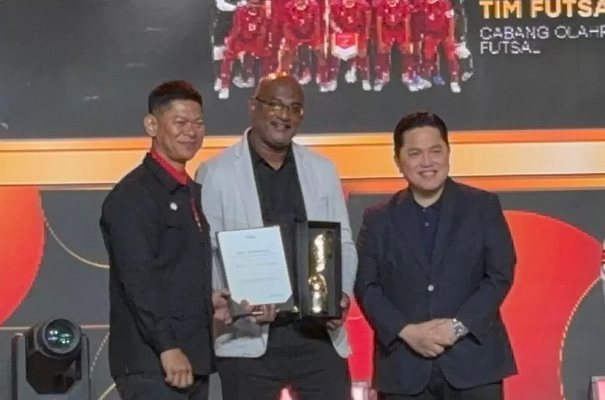 Muhammad Dhaarma Raj dinobatkan sebagai Pelatih Terbaik pada ajang The Game Changer NOC Indonesia Award 2026 yang digelar Komite Olimpiade Indonesia di Jakarta, 9 Mei 2026. (ISTIMEWA)