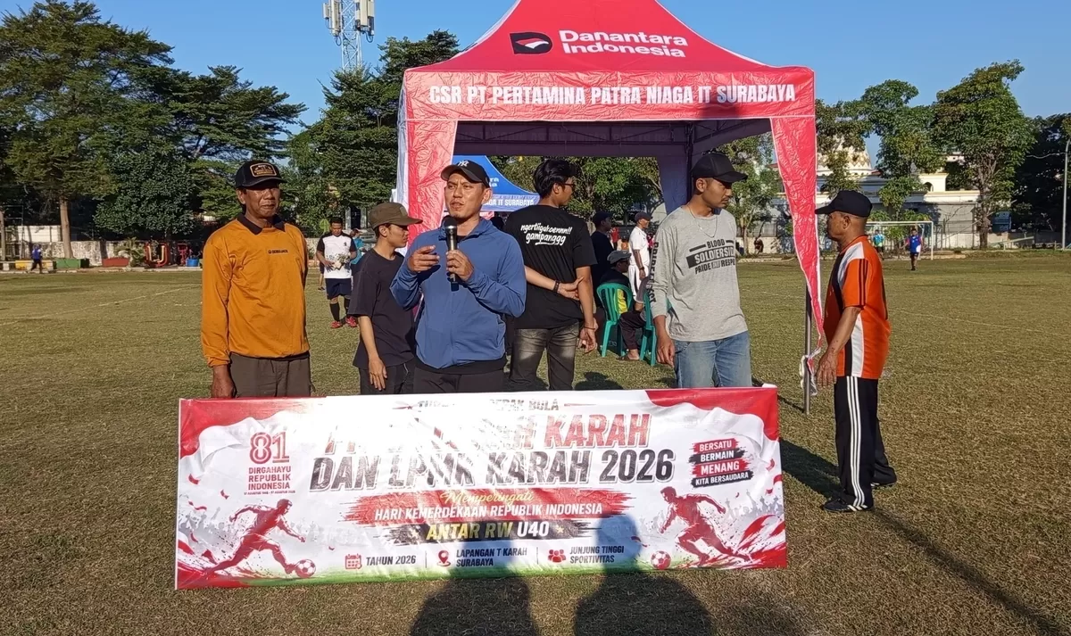 Foto Lurah Karah Djoko Tri Mulyono saat membuka turnamen sepak bola Piala Lurah Karah dan LPMK Karah, Minggu (23/8/2026) 