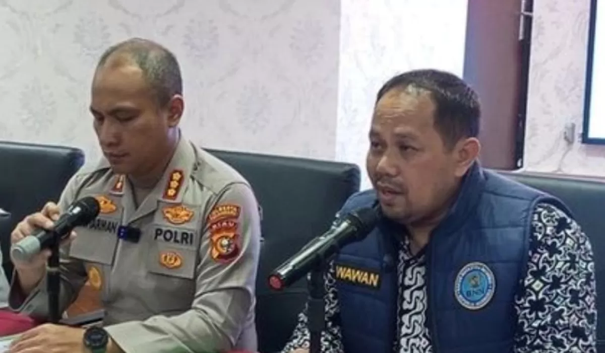 Kapolresta Pekanbaru Kombes Pol Muharman Artha didampingi Kepala BNN Pekanbaru Kombes Pol Wawan dalam konferensi pers razia yang menemukan 13 orang positif narkoba.