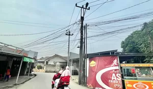 Warga Minta Kabel Semrawut di Jalan Rivaria Dirapihkan, Dampaknya Segala Aspek