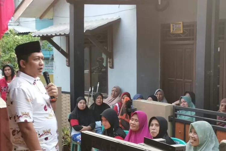 Army Mulyanto saat menyapa masyarakat dalam Kegiatan Sosialisasi Perkenalan Dirinya di RT2/10, Sukatani, Tapos, Depok. (Irfan/Radar Depok)