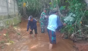 Jalin Sinergitas, Koramil Cimanggis Bersama Aparatur Kecamatan Tapos Kerja Bakti : Atasi Penyebab Banjir 