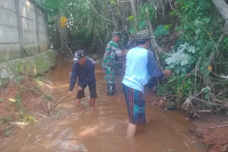 Stakeholder Kelurahan Tapos melaksanakan kerjabakti membersihkan aliran sungai yang, sebagi upaya dalam pencegahan banjir di wilayah Tapos. (ANDIKA/RADAR DEPOK)
