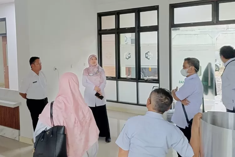 Sekda Depok, Supian Suri, meninjau gedung baru Puskesmas Kalimulya. (Radar Depok)