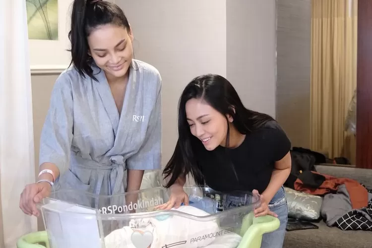 Rachel Vennya melihat anak Erika Carlina yang baru lahir (Foto: Gorajuara/ Instagram/ @rachelvennya)