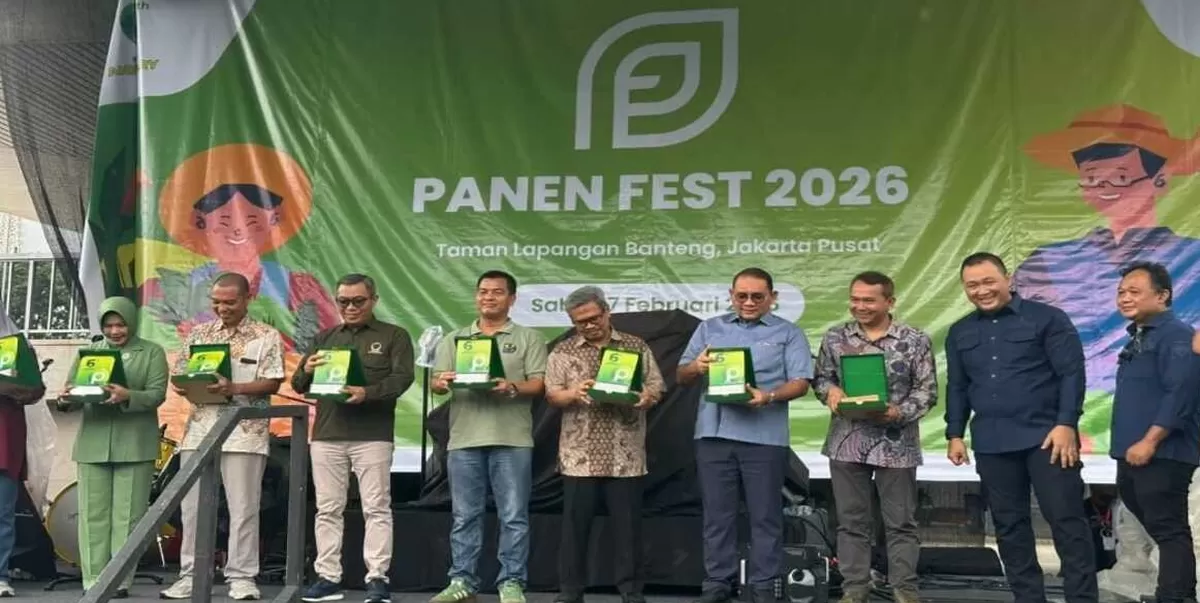 CEO Promedia, Agus Sulistriyono saat menerima penghargaan untuk Promedia Group sebagai Kolaborator Diseminasi Informasi dan Publikasi Ketahanan Pangan di Panen Fest 2026. (Kalimantansatu.com/Dok. Promedia Teknologi Indonesia)