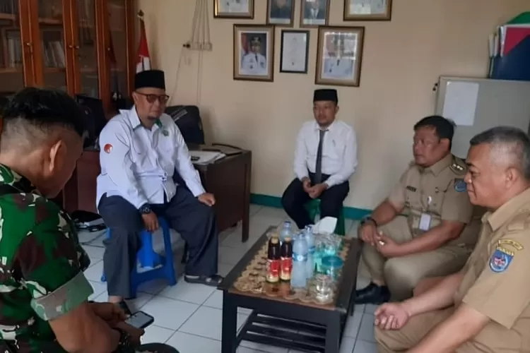 Lurah Gandul Syafrudin bersama stakholder sedang koordinasi pelaksanaan upcara bendera di Kemerdekaan HUT Ke-80 RI. (RADAR DEPOK)