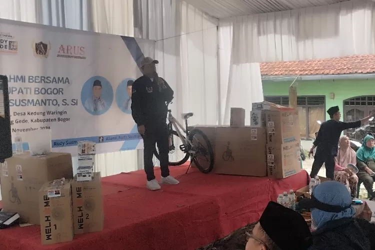 Ketua Umum Arus Wahyudi, saat mengadakan silaturahmi dengan masyarakat Kampung Jiwa, Desa Kedung Waringin, Kecamatan Kabupaten Bogor sekaligus memperkenalkan calon bupati Bogor Rudy Susmanto. (Diki Wahyudi)