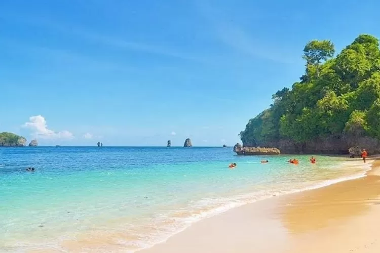 Gokil abis! Pantai di Malang ini punya air tiga warna, pas banget buat foto-foto dan healing. (instagram/ @pantaitigawarna)