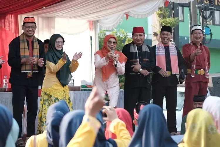 Wakil Walikota Depok, Imam Budi Hartono bersama sang istri merampaikan panggung festival budaya Lebaran Depok yang dilaksanakan di taman Alun-Alun. (ISTIMEWA)