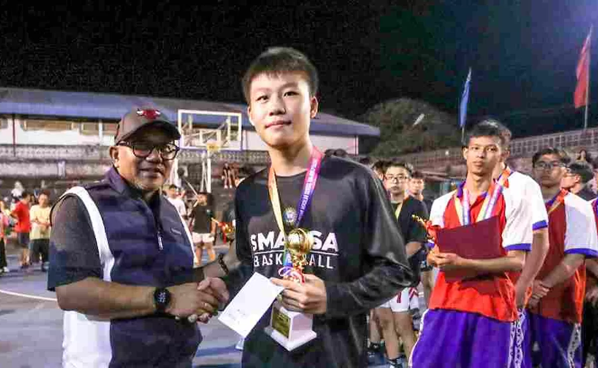 Walikota Tanjungpinang Lis Darmansyah menyerahkan piala kepada juara I dari SMAN 1 Tanjungpinang pada turnamen basket antar pelajar.(Foto:Diskominfo Tanjungpinang) 