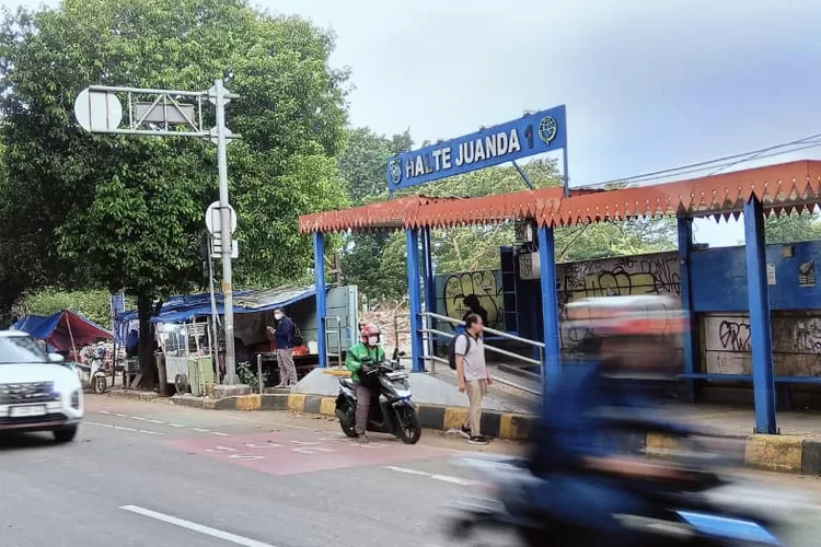 Penampakan Jalan Juanda Raya, Kelurahan Cisalak, Kecamatan Sukmajaya, Kota Depok pada siang hari, beberapa waktu lalu. (GERARD SOEHARLY/RADAR DEPOK)