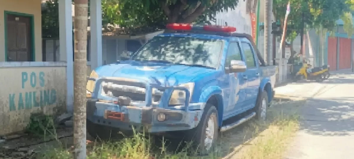 Terlihat Kondisi mobil Dinas yang terbengkalai didepan pos Kamling  Rt Pasir Lecuh, Kelurahan Letung, Kecamatan Jemaja, pada Jumat 21 Agustus 2026. (Ropi Kahardi)
