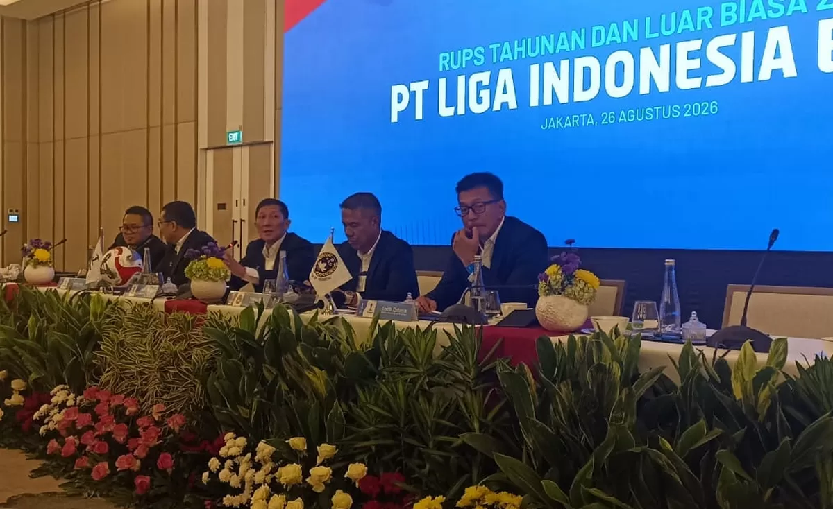 Direktur Utama PT Liga Indonesia Baru (LIB) Ferry Paulus beserta jajaran direksi menjelaskan terkait Rapat Umum Pemegang Saham (RUPS) Tahunan dan Luar Biasa 2026 LIB di Jakarta, Rabu, 26 Agustus. 
