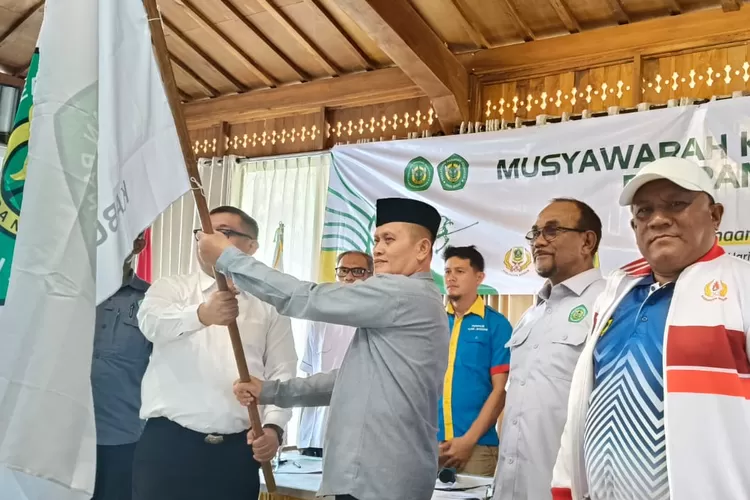 Usep Nukliri (berpeci hitam), menerima bendera Perpani usai ditetapkan sebagai ketua dalam Muskab Perpani Kabupaten Bogor pada Sabtu, 9 Agustus 2025.
