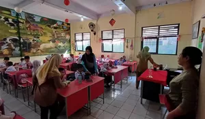 Hari Pertama Masuk Sekolah di Depok, Orang Tua Antarkan Anak Hingga Kelas