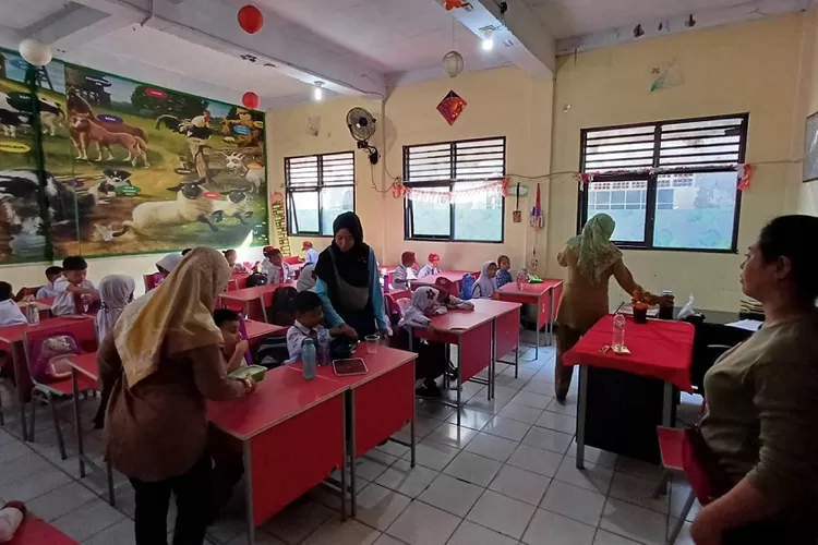 Suasana pelaksanaan MPLS hari pertama di SD Negeri Depok Jaya 1, Kecamatan Pancoranmas. (ANDIKA EKA/RADAR DEPOK )