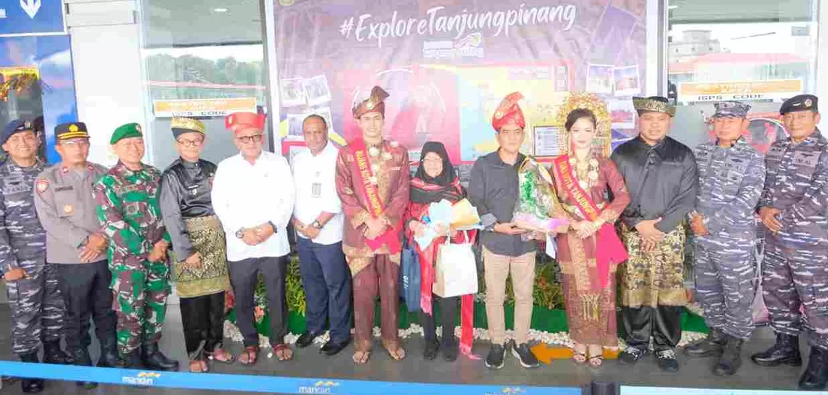 Walikota Tanjungpinang, Lis Darmansyah beersama Wawako Raja Ariza, saat menyambut wisatawan perdana dari Singapura melalui Pelabuhan Internasional Sri Bintan Pura. (Foto:Diskominfo Tanjungpinang)