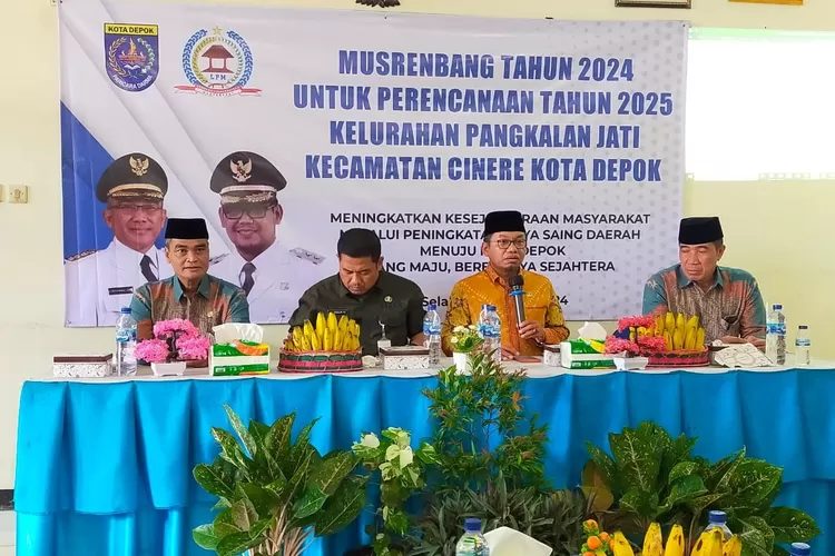 Ketua DPRD Depok Yusuf Syahputra (pegang mic), Camat Cinere Mursalim Saimin (dua dari kiri), Lurah Pangkalanjati Tarmuji (paling kiri) dan Ketua LPM Pangkalanjati (kanan), sedang memulai Musrenbang Pangkalanjati, Rabu (17/1). (ISTIMEWA)