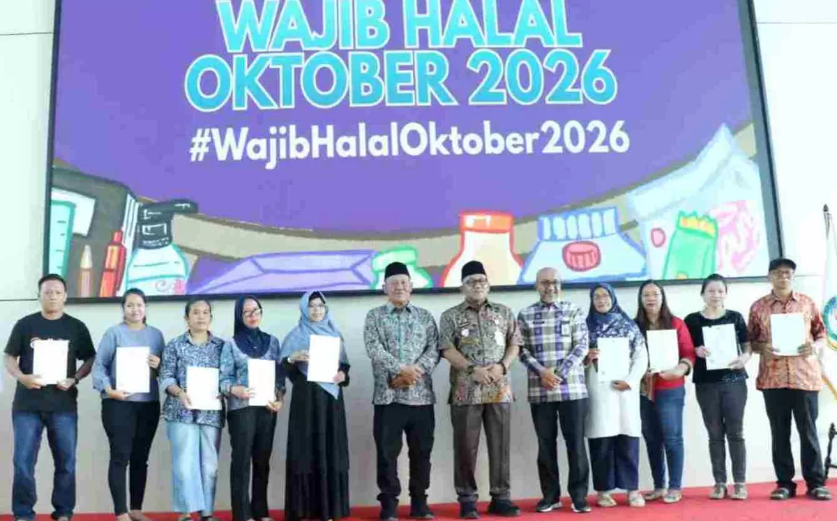 Walikota Tanjungpinang Lis Darmansyah foto bersama usai menyerahkan sertifikat halal secara simbolis kepada pelaku usaha dalam kegiatan Sosialisasi Wajib Halal Oktober 2026. (Foto:Diskominfo Tanjungpinang) 