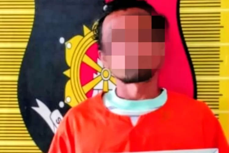 Pelaku dugaan pencabulan terhadap anak dibawah umur yang diamankan personil Polres Padangsidimpuan. (Foto : Realitasonline / Riswandy)