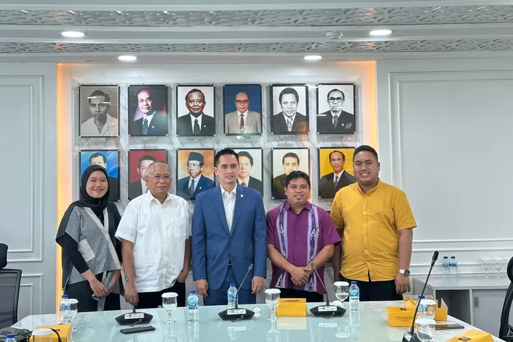 Anggota Komisi VI DPR RI Fraksi Partai Golkar, Firnando Ganinduto, saat menerima audiensi Jaringan Pemred Promedia (JPP) pada Rabu, 12 Februari 2025. Ketua Umum JPP Sunardi Panjaitan (kedua dari kanan) mewakili media-media di JPP turut hadir dalam audiensi ini. (ist)