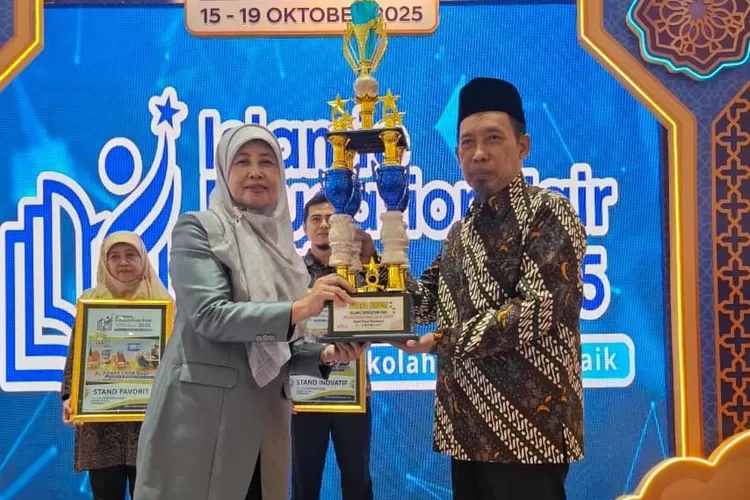TK, SD dan SMP Al Falah Darussalam Tropodo Ramaikan kegiatan Islamic Education Fair di Royal Plaza Surabaya. 