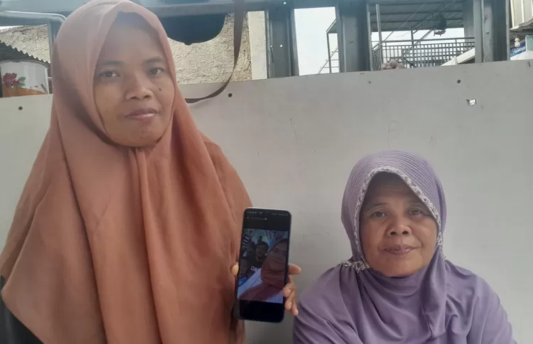 KORBAN : Kakak ipar dan ibu korban saat menunjukan foto sanak keluarganya yang mengalami kecelakaan beruntun di Tol Cipularang Km 92, Jawa Barat, Selasa (12/11).