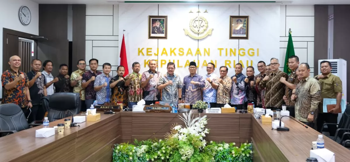  Wagub Kepri, Nyanyang Haris Pratamura dan Kepala Kajati Kepri, J Devi Sudarso, foto bersama usai audiensi  di Kantor Kejati Kepri. (Foto:Diskominfo Kepri) 