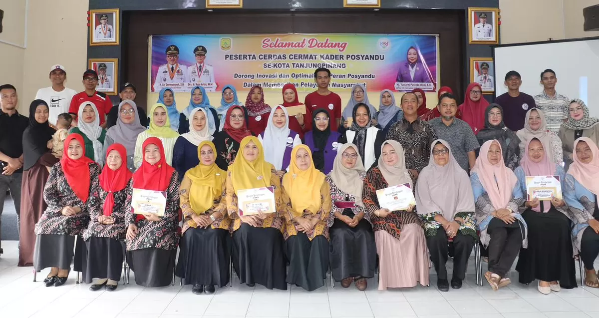 Ketua Tim Penggerak Posyandu Kota Tanjungpinang Hj. Yuniarni Pustokoweni foto bersama para juara cerdas cermat kader Posyandu.(Foto:Diskominfo Tanjungpinang)