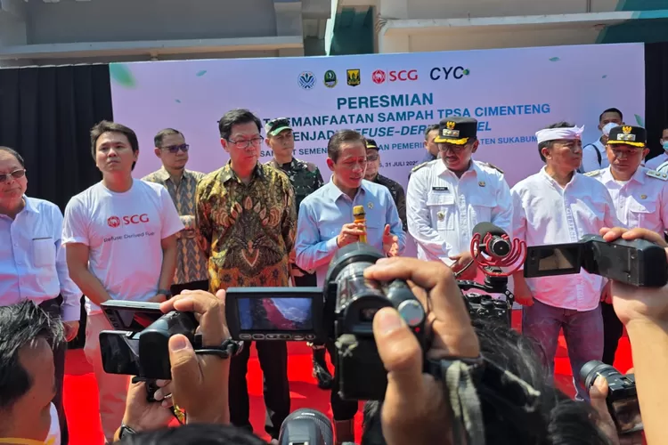 Menteri LH Hanif Faisol Nurofiq meresmikan pabrik RDF di Cimentang, Sukabumi.