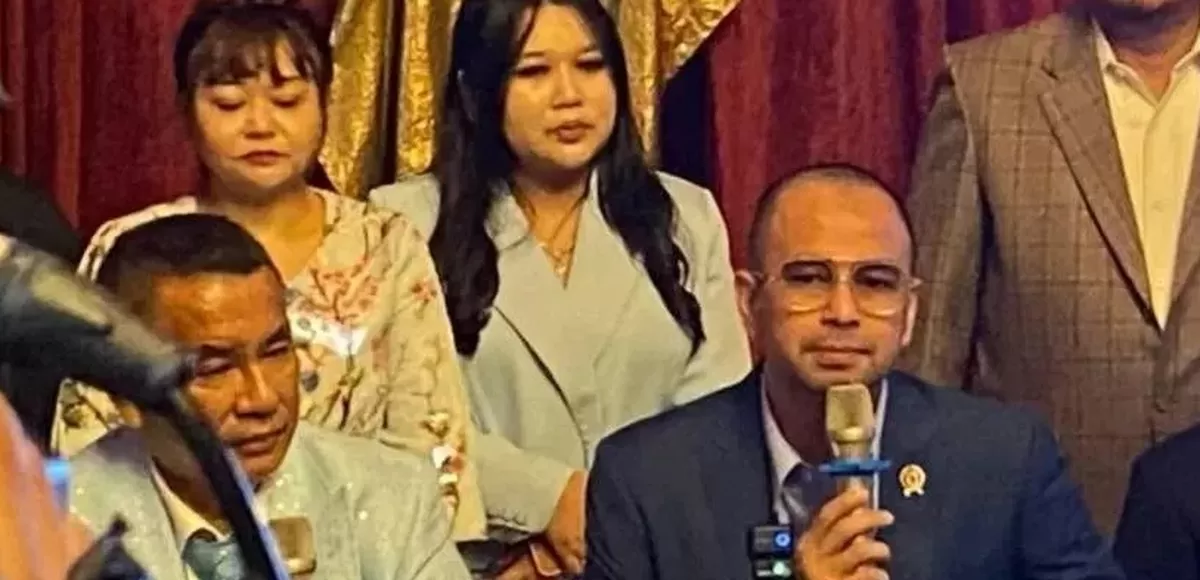 Raffi Ahmad didampingi pengacara Hotman Paris dalam konferensi pers di Jakarta Selatan