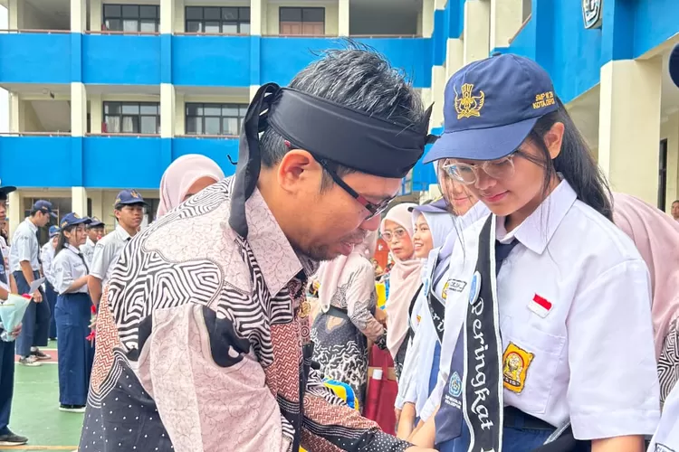 Kepala SMPN 26 Depok, Ahmad Sujai melaksanakan simbolis pelepasan siswanya, di halaman sekolahnya. (ANDIKA EKA/RADAR DEPOK)