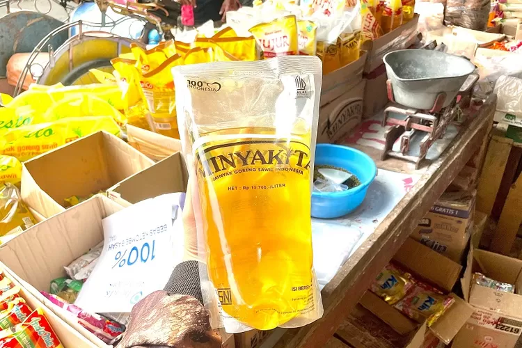 Minyak goreng Minyakkita botol dan kemasan yang terpampang di sejumlah agen Sukmajaya, Kota Depok, Selasa (11/3) Siang. (RISKY DWI LESTARI/RADAR DEPOK)