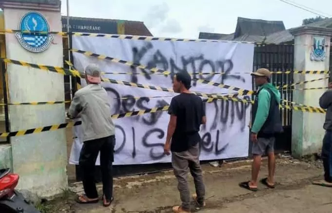 Kantor Desa Cihamerang Kabandungan Sukabumi disegel warga  (TatarMedia.ID - Rapik Utama)