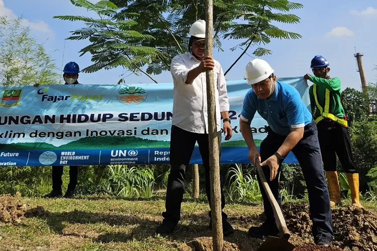 Kabid PPKL DLH Kabupaten Bekasi menghadiri acara penanaman pohon bersama Fajar Paper, peringati hari Lingkungan Hidup Sedunia 2024. (FOTO: Humas Fajar Paper)