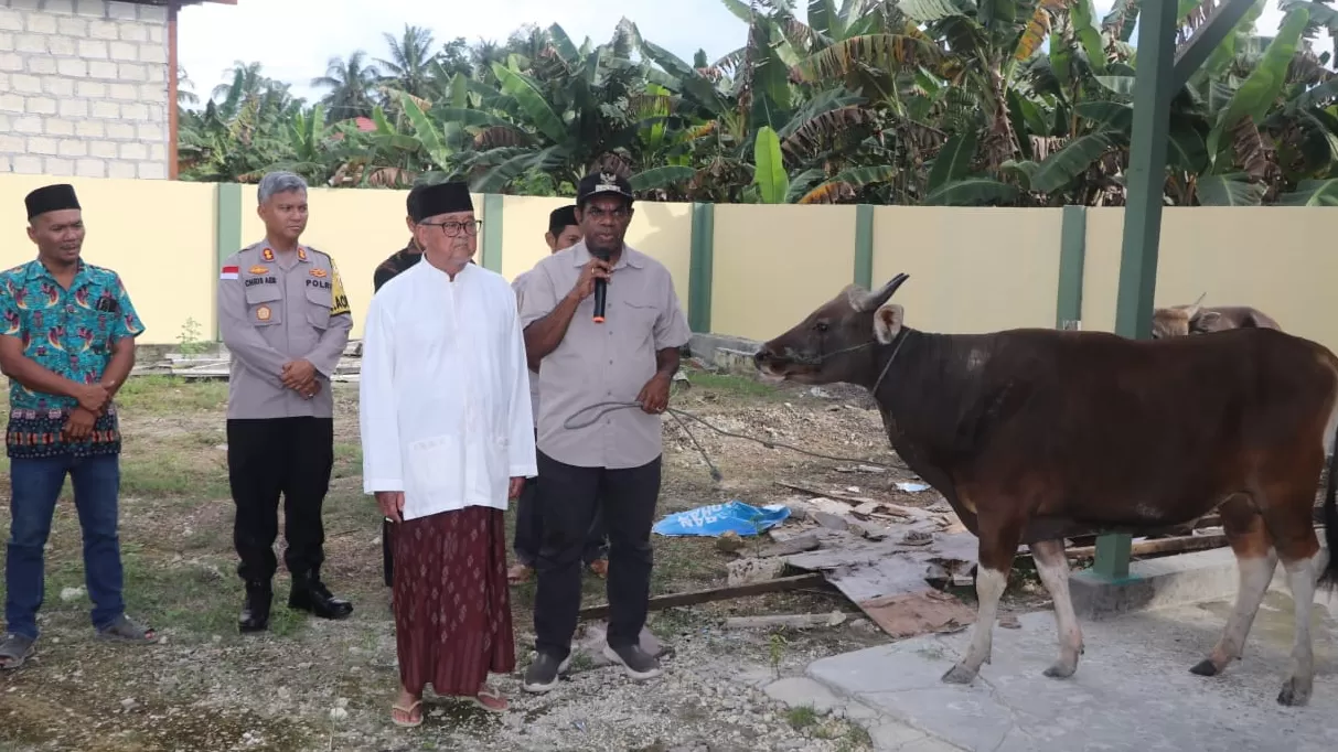 Bupati Keerom, Piter Gusbager menyerahkan secara simbolis bantuan hewan kurban yang berlangsung di Masjid Baitul Muttaqin Kampung Yaturaharja Arso 10, Sabtu (15/06/2024). (CEPOSONLINE.COM/Mustakim Ali)