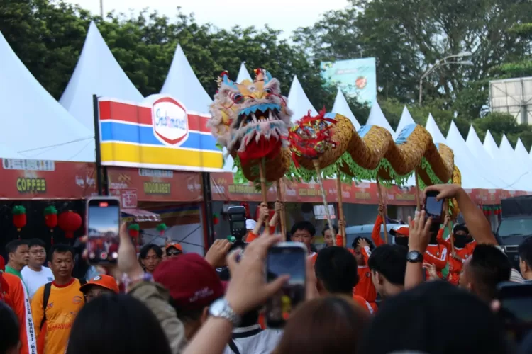 Ritual naga buka mata resmi dilakukan saat perayaan Cap Go Meh Pontianak 2025. Salah satu lokasi ritual naga buka mata berlangsung di Panggung Utama Cap Go Meh Jalan Diponegoro, Kota Pontianak, Provinsi Kalimantan Barat, Senin (10/2/2025). (Kalimantansatu.com/Dok. Adpim Pemprov Kalbar)