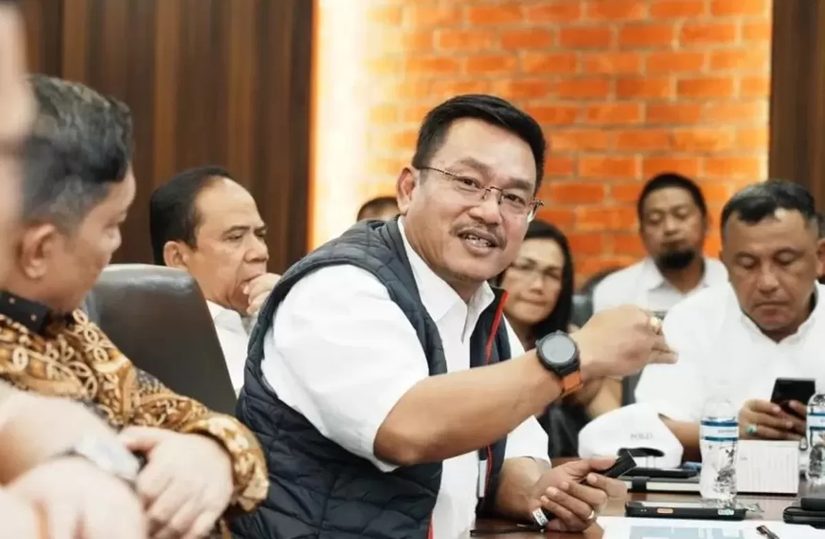 Direktur Pengelolaan Lahan BP Batam Harlas Buana dalam sebuah pertemuan terkait data penghuni belum melunasi UWT alokasi awal 30 tahun. (humas bp batam)