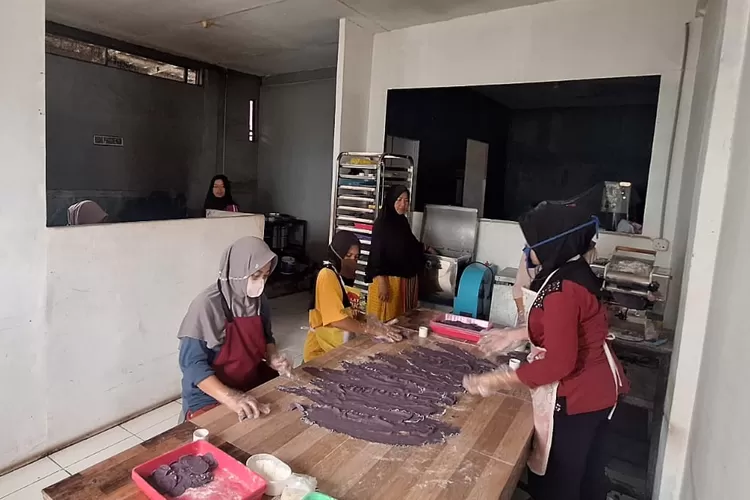 Produk olahan ubi jalar dari KWT Sri Mandiri telah tersedia di lebih dari 1.400 gerai minimarket di wilayah Cirebon hingga Brebes.  (Foto: Dok. BRI)