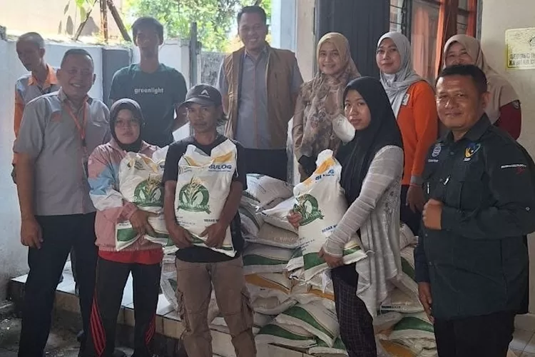 Kepala Kantor Pos Kota Depok, Cecep Yusuf ikut memantau pembagian BLT di wilayah Depok.