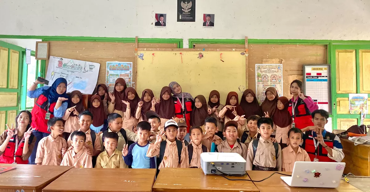 GERTAS KKN Unhas mengedukasi siswa tiga SD di Tellu Boccoe tentang PHBS dan 6 langkah cuci tangan pakai sabun untuk cegah penyakit menular . (Dok.KKN Unhas PK '69)