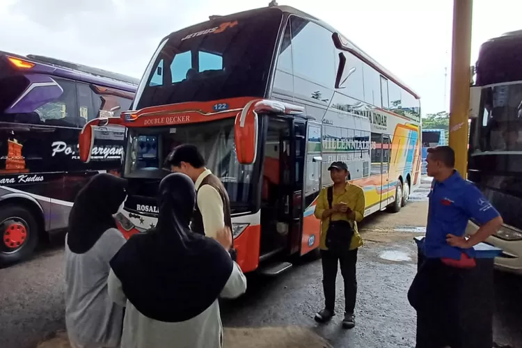 ILUSTRASI : Suasana Terminal Jatijajar, Kecamatan Tapos, Kota Depok, saat musim lebaran 2024, beberapa waktu lalu. (ANDIKA EKA/RADAR DEPOK)