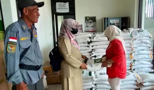 630 KPM Krukut Depok Terima Bansos Beras Sebelum Masa Tenang Pemilu 2024