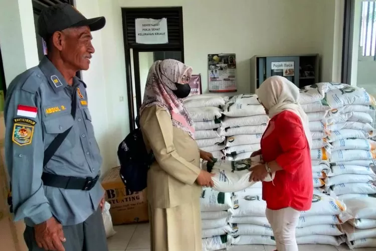 KPM Kelurahan Krukut, Limo, Depok menerima&nbsp; Bansos Beras Cadangan Pangan Pemerintah (CPP) jatah Januari, pekan lalu. (FAHMI/RADAR DEPOK)