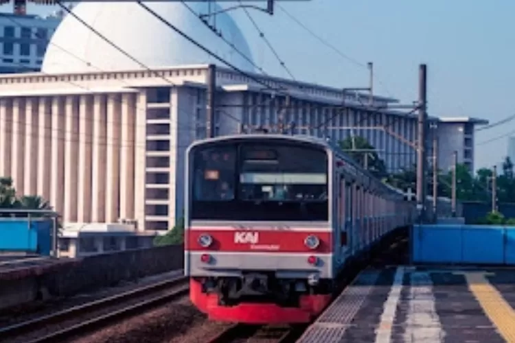 Ilustrasi foto KRL Jakarta - Aturan ASN Jakarta menggunakan transportasi umum (Unsplash/Faisal Hanafi)