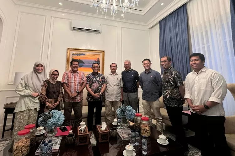 Gubernur Sulteng Anwar Hafid saat bertemu dengan Dr. Hasanuddin Atjo dan beberapa pihak lainnya pada Minggu sore (2/11/2025) di kediaman Gubernur Sulteng di Jalan Sam Ratulangi Palu. 