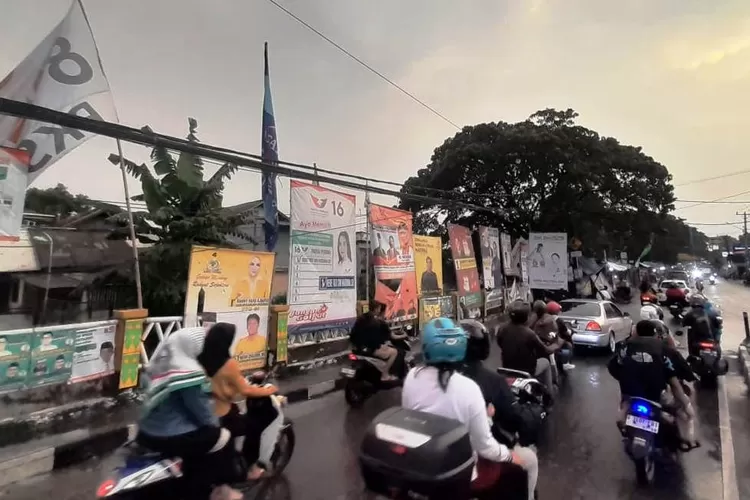 PANTAUAN : APK yang terpantau Radar Depok masih terpampang pada masa tenang Pemilu 2024, di Jalan Raya Citayam, Kelurahan Depok, Kecamatan Pancoranmas, Kota Depok, Minggu (11/2). (ALDY RAMA/RADAR DEPOK)