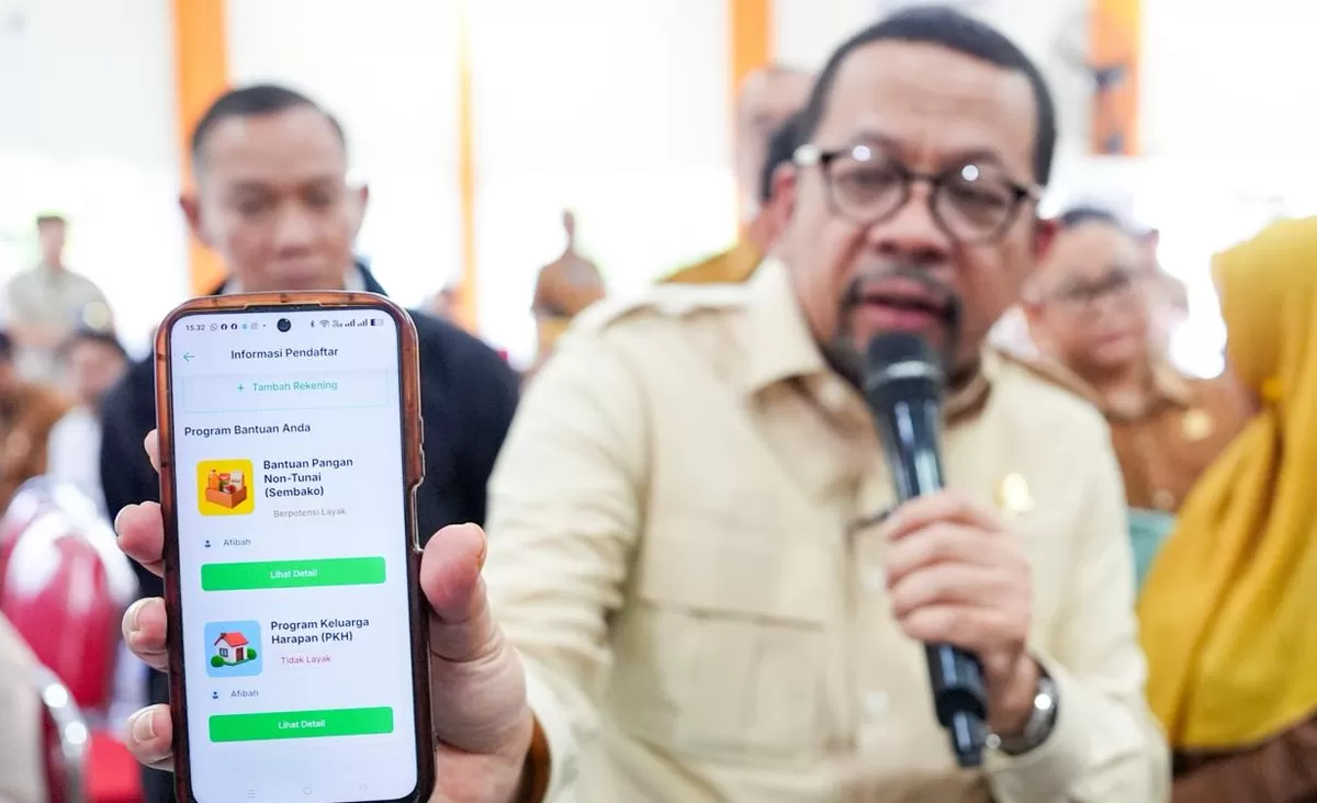 Kepala Badan Komunikasi Pemerintah (Bakom) RI, Muhammad Qodari, menjajal langsung proses verifikasi Digitalisasi Perlindungan Sosial (Perlinsos) di Kecamatan Tambaksari, Surabaya, pada Selasa (28/7/2026). (Dok. Bakom RI)